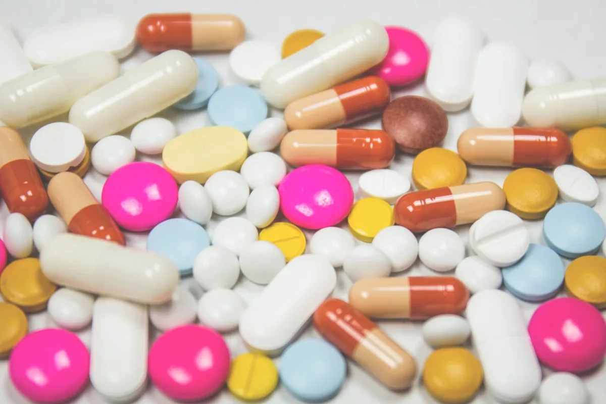 Variedad de pastillas de colores, riesgo de tomar medicamentos por cuenta propia