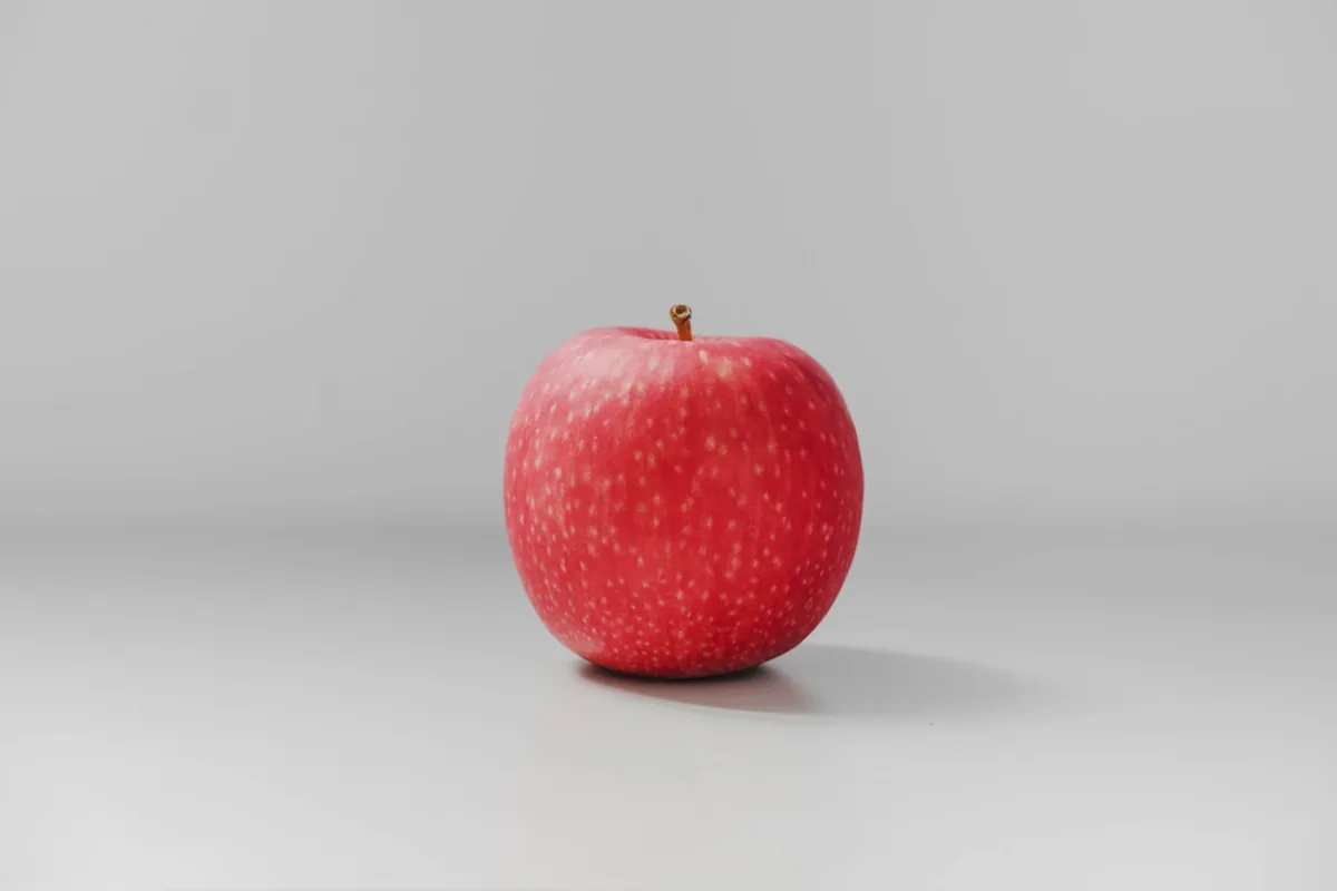 Manzana roja fresca, fruta para una alimentación que previene la diabetes